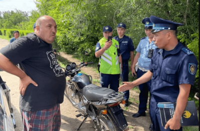 Скандал устроил полицейским отец подростка на мотоцикле