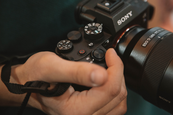 Россиянка вызвала скандал в Индии после фотосессии со слоном