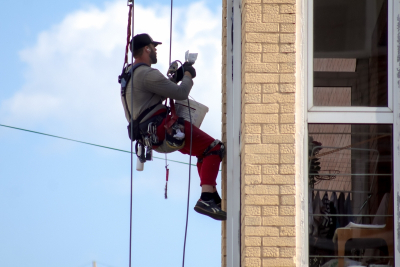 Эксперты обследуют дом в Тюмени после обрушения перекрытия балкона