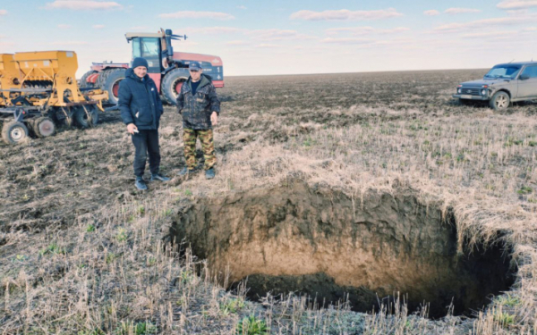 Большая дыра в земле образовалась в Костанайской области