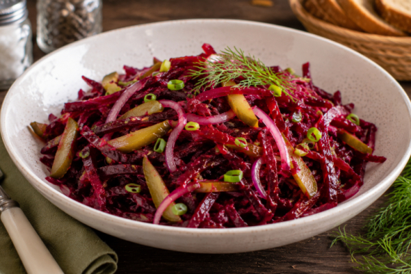 Салат &laquo;Заводской&raquo; готовили в каждой столовой: хит из свеклы &mdash; вкусно, дешево и очень сытно