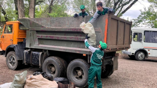Молодежь Актобе очистила берега Каргалы от 12 тонн мусора