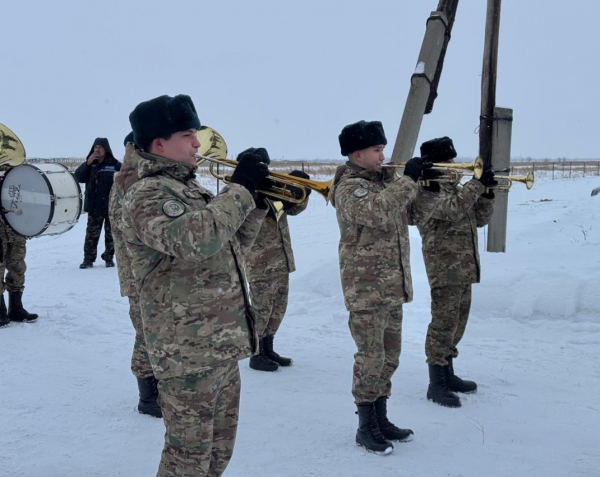 Военный оркестр играл для ветерана во дворе дома в Павлодаре