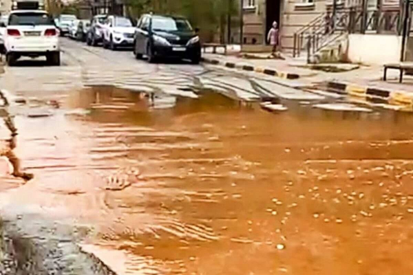 Ржавой водой затопило улицы микрорайона в Актау (ВИДЕО)