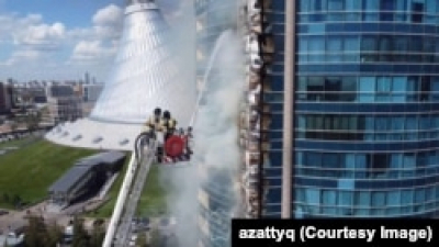 В Астане загорелось высотное здание, пожарные провели эвакуацию