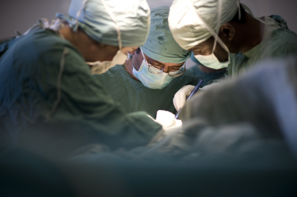 В Московской области врачи спасли мужчину с разрушенным коленным суставом