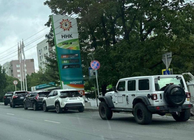 Стоящих в очереди за бензином на АЗС водителей могут оштрафовать. И вот почему