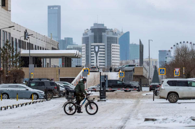 Казахстанцев просят не выходить на улицу без необходимости