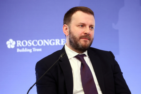 &laquo;Весна же&raquo;: Орешкин прогулялся по снежной Москве в необычном виде