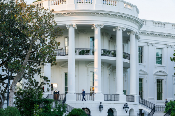 Белый дом резко ответил Клуни после его критики слов президента США об Иране