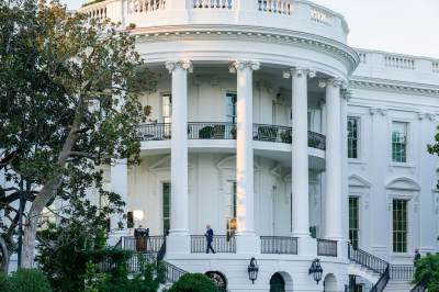 Белый дом резко ответил Клуни после его критики слов президента США об Иране