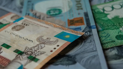 Финансовые рынки в ожидании: курс доллара растёт, тенге отступает