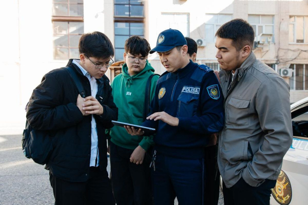 В Атырау волонтёры примерили на себя роль полицейских