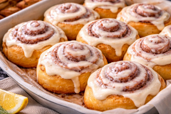 Если хотите прям чумовые синнабоны, возьмите этот рецепт. Пушистые улитки с корицей и кремом
