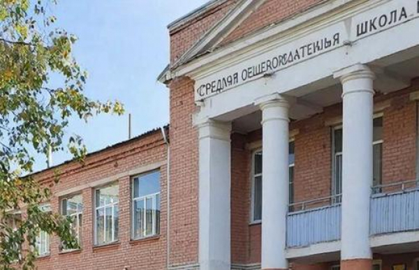 В Ейске лопнул натяжной потолок в школе после потопа, хотя на ремонт потратили 15 млн