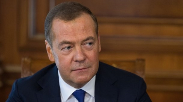 Медведев: Пашинян говорил с Зеленским на плохом английском, а мог и на русском