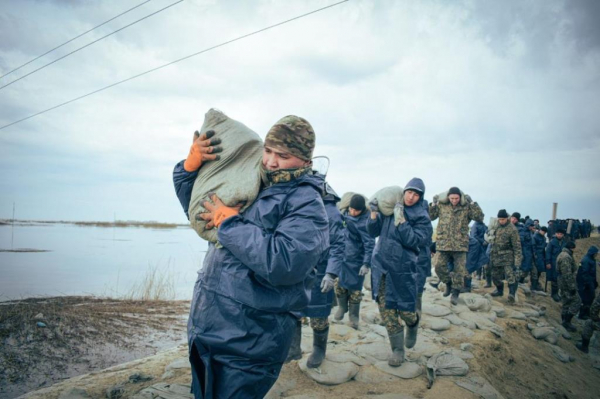 Курсанты Академии Национальной гвардии РК усиливают дамбу вблизи посёлка Тепличное