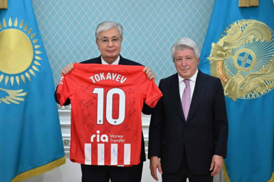 Глава мадридского клуба «Атлетико» подарил Токаеву именную футболку с автографами футболистов
