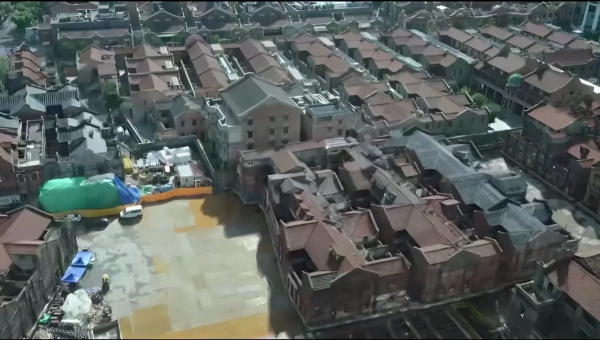 "Шагающее" здание сняли на видео в Китае