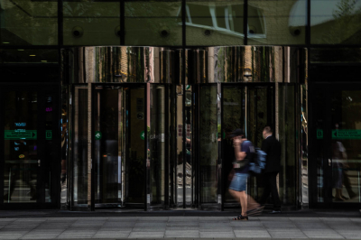 Машаров предупредил, что за опоздание на несколько часов работника могут уволить