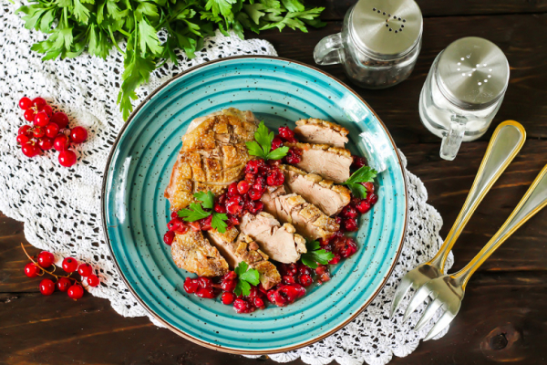 Пикантная утка с ароматом ягод: эффектный ужин для двоих за полчаса