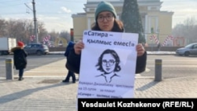 Активистку Oyan, Qazaqstan Акмарал Джакибаеву задержали после выхода на пикет в поддержку автора сатирического паблика Qaznews24