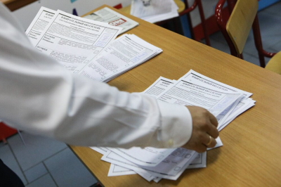 Посольство России во Франции напомнило о запрете телефонов на выборах