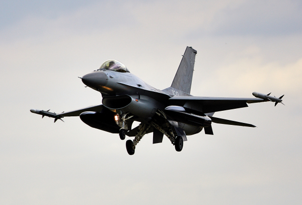 Румынский самолет F-16 сбил неизвестный дрон