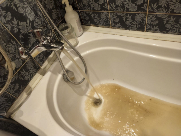 Коммунальный &laquo;скунс&raquo; в свердловском городе: из кранов бежит зеленая вода