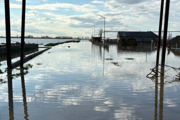 Тракторист угодил в бурную реку в Дагестане