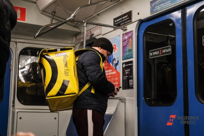Крылышки умахнули: в Петербурге курьер похитил заказ из &laquo;Ростикс&raquo; почти на две тысячи рублей