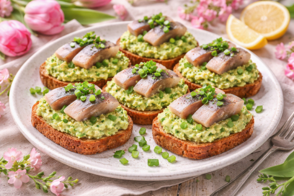 Мировая закуска &laquo;Тартинки с сельдью&raquo; по-праздничному: полезный вариант &mdash; идеально на 8 Марта