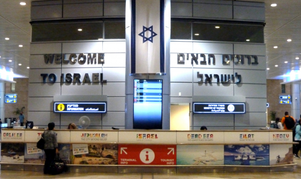 Правительственный борт вылетел из Израиля и кружит над морем