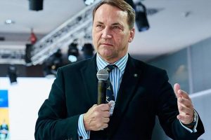 «Некомпетентный шут»: главу МИД Польши подняли на смех после заявления о войне с Россией