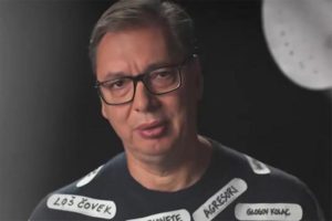Вучич надел футболку с оскорблениями и снял её: предвыборный ролик вызвал ажиотаж