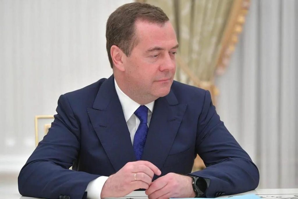 «Визы не спасут»: Медведев заявил об охоте на всех россиян в Европе