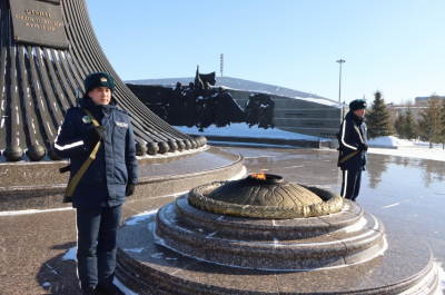 «За 100 дней до Победы»: Гвардейцы преподнесли ветеранам тыла подарки
