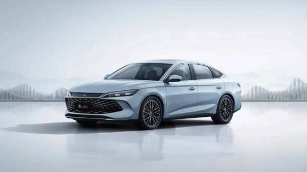 Автообзорщик рассказал о плюсах и минусах гибридного BYD Qin L