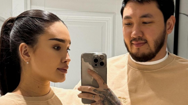 Байзакова с мужем удивили перевоплощением в героев "Семейки Аддамс" (видео)