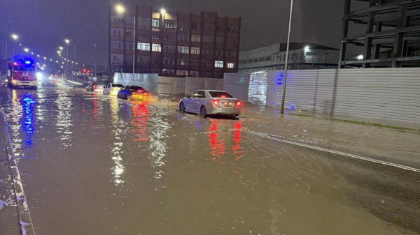 В Актау устраняют скопления дождевой воды на дорогах