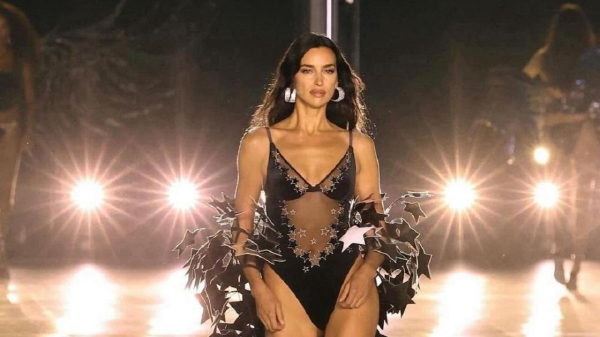 "Каноническая красота ослепляет": Шейк впечатлила выходом на показе Victoria’s Secret
