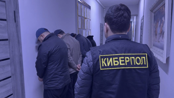 Подозреваемую в дропперстве группу задержали в Алматинской области