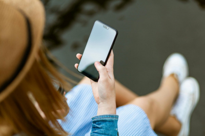 Астанчанка украла деньги через чужой смартфон на остановке